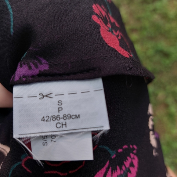 Banana Republic 100% Silk Floral Tank Sm - Picture 7 of 7